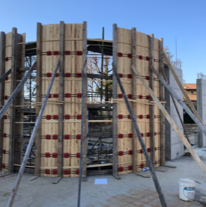 Foto di cantiere del progetto strutturale seguito dallo studio ORIGINE Ingegneria per una villa a Padova. Getto dei muri perimetrali.